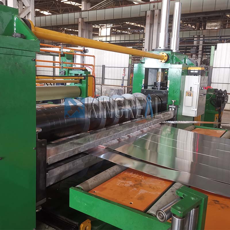 Comment ajuster le dégagement des rails de guidage de la ligne de relâchement des bobines en aluminium?